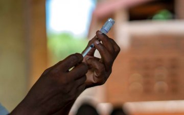 ДЭМБ-аас “хумхаа” өвчний эсрэг вакциныг хүүхдэд тарихыг анх удаа зөвшөөрлөө