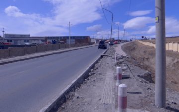 Хэд хэдэн байршилд авто замын бордюр солихдоо явган хүний замыг эвдэлж эргэн засварлахгүй байгаа нь иргэд зорчиход хүндрэл үүсгэсээр байна