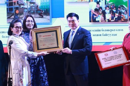 Нийслэлийн тэргүүний сургууль, цэцэрлэгт индексийн урамшуулал олголоо