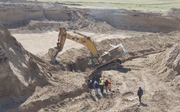 УУРХАЙН ЗУРГААН МЕТР ГҮНТЭЙ УСТАЙ УХАШ РУУ ЖОЛООЧ МАШИНТАЙГАА УНАЖ ОСОЛДЖЭЭ