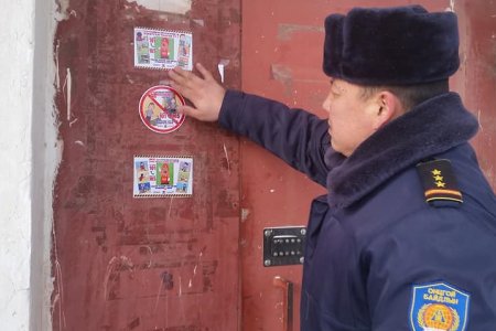 Барилгуудын орц, гарц дээр урьдчилан сэргийлэх сэрэмжлүүлэг, санамж бүхий стикер, наалт байршуулж ажиллаж байна