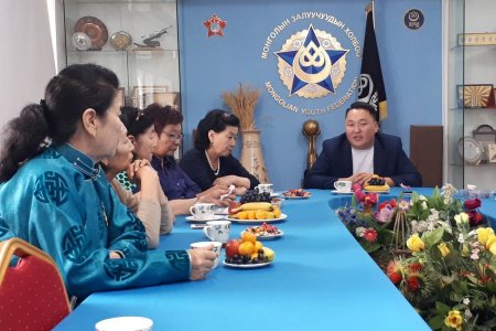 МЗХ ҮЕ ҮЕИЙН АХМАДУУДАА ХҮЛЭЭН АВЧ ХҮНДЭТГЭЛ ҮЗҮҮЛЛЭЭ