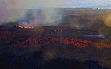 Исланд улсын Гриндавик хотод дэлбэрсэн галт уулын халуун лаав хот суурин газар руу урсаж байшин барилгуудыг шатааж эхэлжээ