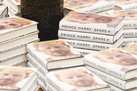 Хунтайж Харригийн ном нээлтээ хийсэн эхний долоо хоногтоо 3.2 сая хувь борлогджээ