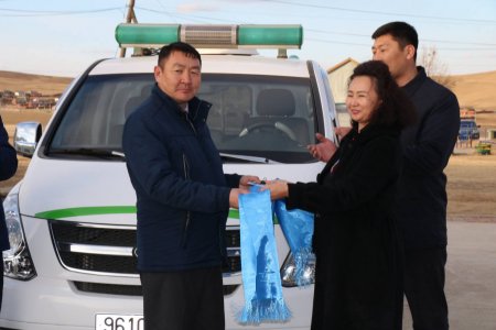 Эко Алтан Заамар ХХКомпани Бүрэгхангай сумын Эрүүл мэндийн төвийн үйл ажиллагааг дэмжиж эрүүл мэндийн хамт олонд түргэн тусламжийн машин гардуулан өглөө