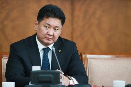 У.Хүрэлсүх: Төрийн албан хаагчид, дарга нар хүн цохиж алмаар алтан үзэг, алтан цаг, сваровский шигтгээтэй цүнх үүрдгээ боль