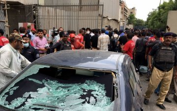 Пакистаны өмнөд хэсгийн Карачи хотод өчигдөр зэвсэгт халдлага гарсны улмаас таван хүн амь үрэгдэж, гурван хүн хүнд шархадсан байна