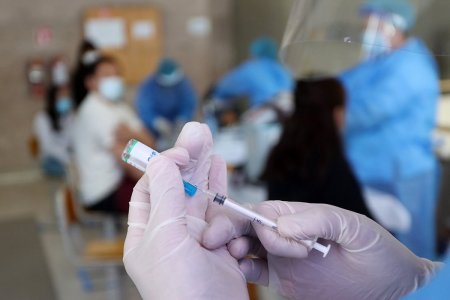 Зорилтот бүлгийн иргэдэд Файзер вакцин хийж байна