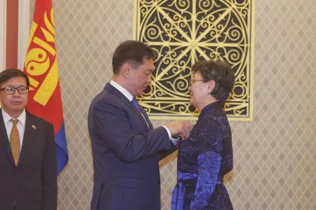 Монгол, чех иргэдийг төрийн одон, медалиар шагналаа