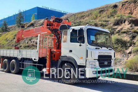 Эрдэнэт үйлдвэр тэсрэх бодисын түүхий эд буулгаж зөөх машинтай боллоо