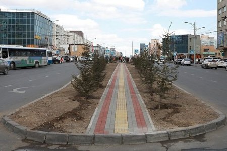 Ард Аюушийн өргөн чөлөөний олон жил сул шороон хөрстэй байсан замын гол хэсгийг иж бүрэн тохижуулж байна