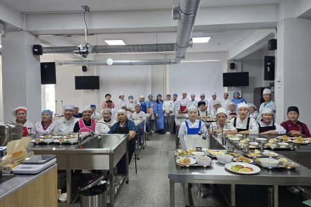 Эмнэл зүйн хоолны тогоочийн мэргэжил дээшлүүлэх сургалтад Сэлэнгэ аймгийн тогооч нар хамрагдлаа.