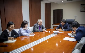 Кембриджийн боловсролын түншлэл байгууллагын зөвлөх профессор Жефф Хейвордыг хүлээн авч уулзлаа