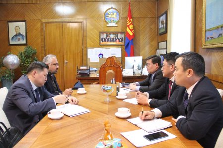 Г.ЗАНДАНШАТАР ОЛОН УЛСЫН ВАЛЮТЫН САНГИЙН СУУРИН ТӨЛӨӨЛӨГЧИЙГ ХҮЛЭЭН АВЧ УУЛЗЛАА