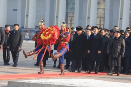 Жанжин Д.Сүхбаатарын хөшөөнд цэцэг өргөлөө