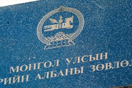 Албан хаагчдыг гар барьж мэндчилэх, хэт ойр суухгүй байхыг анхаарууллаа
