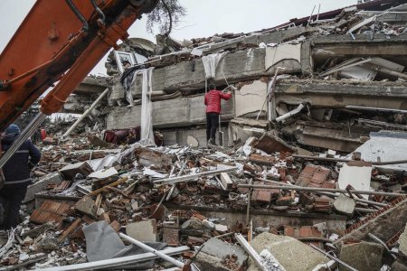 Зарим хэсгээр нурангид дарагдсан хүмүүсийг хайж эхлээгүй байна