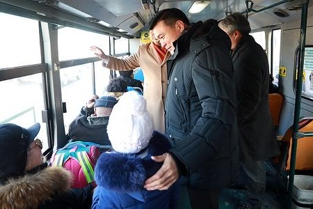 Хотын Захирагч С.Амарсайхан нийтийн тээврээр зорчин иргэдтэй уулзаж, санал хүсэлтийг нь сонслоо