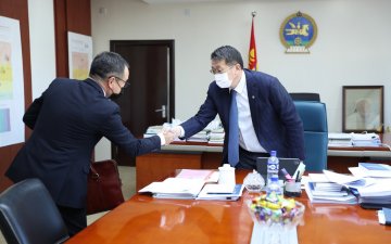 МОНГОЛ УЛСААС БҮГД НАЙРАМДАХ ЭНЭТХЭГ УЛСАД СУУХ ЭЛЧИН САЙДЫГ ХҮЛЭЭН АВЧ УУЛЗЛАА