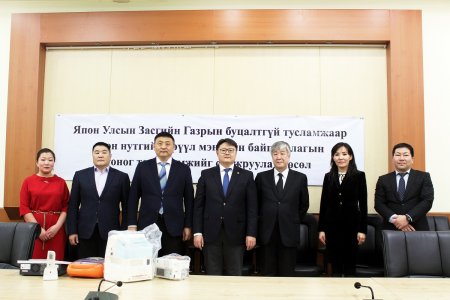 Өвөрхангай,Говь-Алтай аймгийн нийт 35 сумын эмнэлэгт тоног төхөөрөмж сууриллууллаа