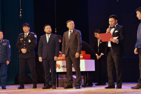 200 ажилтан, алба хаагчдад гар утас бэлэглэв