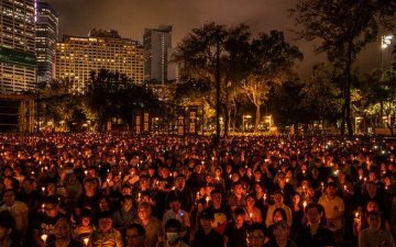  Хонконгт Тяньаньмэний талбайн жагсаалын үеэр амиа алдсан иргэдэд хүндэтгэл үзүүлэх зорилготой тайван жагсаалыг хориглолоо