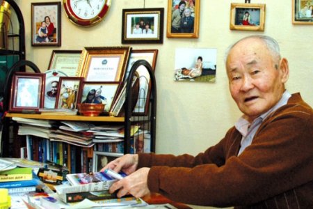 Ардын уран зохиолч Б.Баастад Хөдөлмөрийн баатар цол хүртээлээ