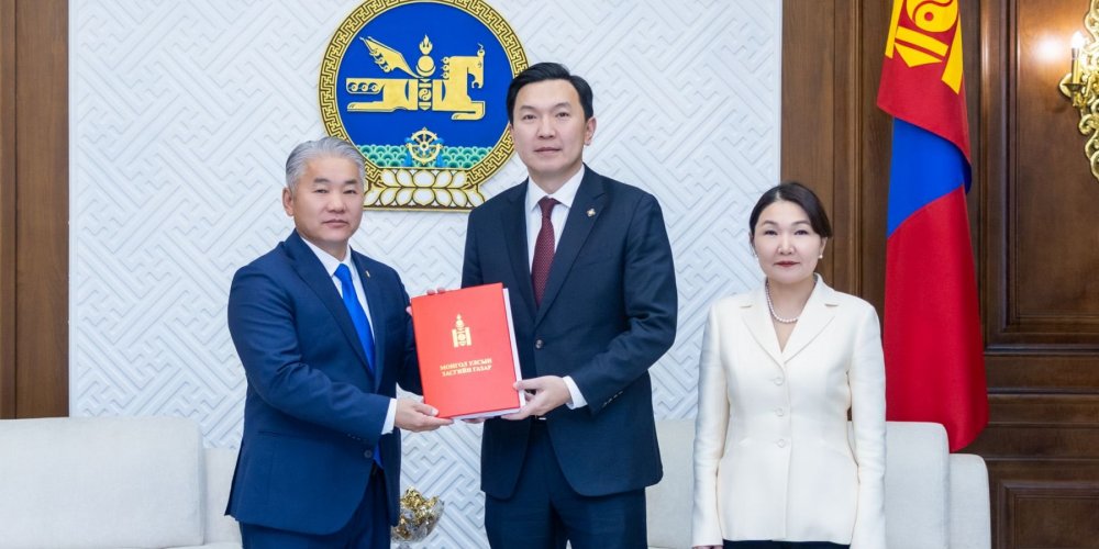 ЭДИЙН ЗАСГИЙН ЭРХ ЧӨЛӨӨНИЙ ТУХАЙ ХУУЛИЙН ТӨСЛИЙГ УИХ-Д ӨРГӨН БАРИВ