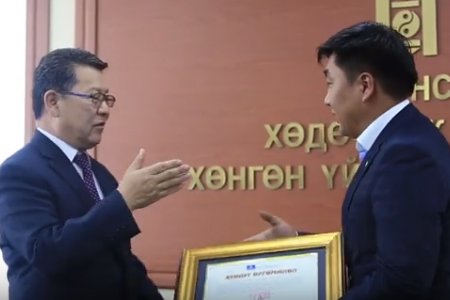 Гэрээгээр хүлээсэн үүргээ үлгэр жишээ сайн биелүүлсэн аж ахуй нэгжүүддээ талархал илэрхийлж Найдвартай зээлдэгчээр өргөмжиллөө