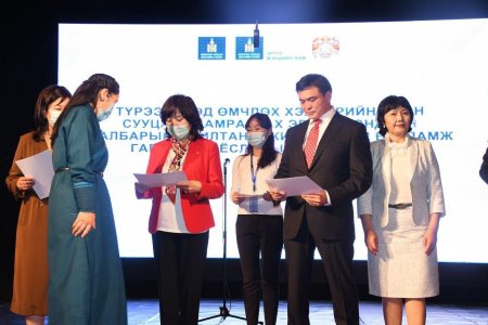 Эрүүл мэндийн салбарын 400 эмч эмнэлгийн ажилтнууд орон сууцны батламж гардаж авлаа