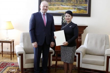 ГАДААД ХАРИЛЦААНЫ ДЭД САЙД Б.БАТЦЭЦЭГ БҮГД НАЙРАМДАХ ЭСТОНИ УЛСААС МОНГОЛ УЛСАД СУУХ ЭЛЧИН САЙД АНДРЕС УНГАГ ХҮЛЭЭН АВЧ УУЛЗАВ