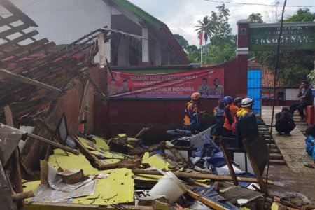 Индонезид болсон газар хөдлөлтийн улмаас 162 хүн амиа алджээ