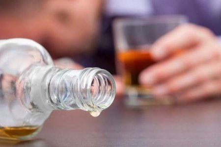 Согтууруулах ундаа хэрэглэсэн иргэн хивс цэвэрлэгч шингэн ууж хорджээ