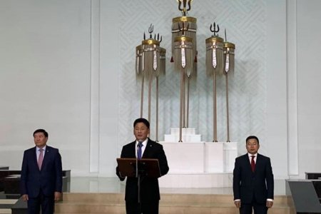 Дэлхийд эх орноо төлөөлөх залуус Төрийн далбаагаа гардлаа