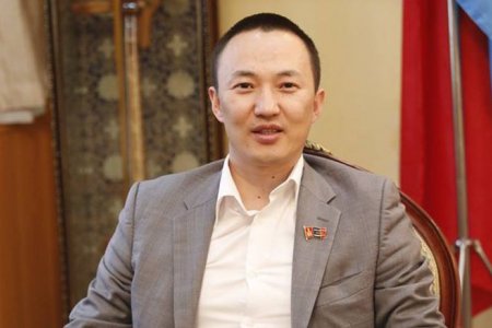 Үе үеийн сайд нарыг баалагч Ж.Амарсанаа