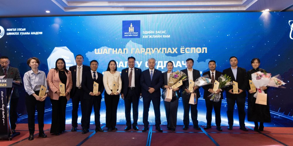 “Шинжлэх ухааны ажилтны өдөр”-ийг тохиолдуулан судлаач, эрдэмтдэд шагнал гардууллаа