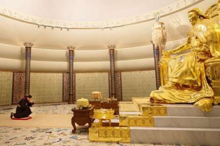 Монгол Улсын Ерөнхийлөгч У.Хүрэлсүх Эзэн Богд Чингис хааны шүтээнд хүндэтгэл үзүүллээ