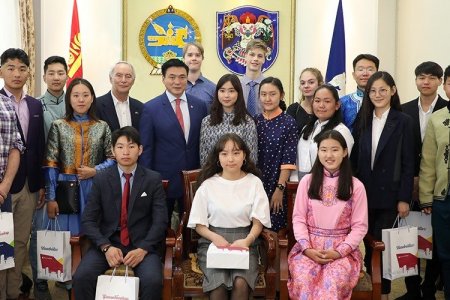 Хотын Захирагч сурагч солилцооны хөтөлбөрт хамрагдсан хүүхдүүдийг хүлээн авч уулзлаа