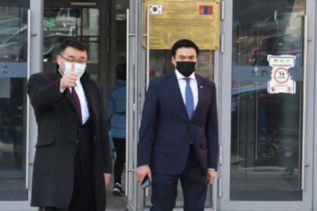 Шадар сайд, хотын дарга нар БНХАУ-ын Синофарм вакцин хийлгэлээ