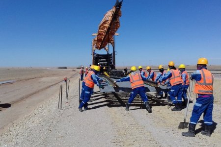 Нефть боловсруулах үйлдвэрийн 27 км төмөр замыг барьж дууслаа