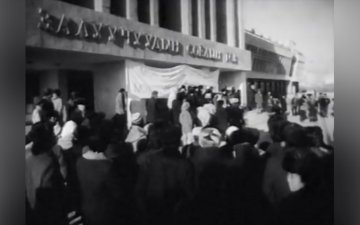 1990-ээд оны жагсаал цуглааны үр дүнд нийгмийн тогтолцоо, дэглэмийг бүхэлд нь өөрчилж байсан
