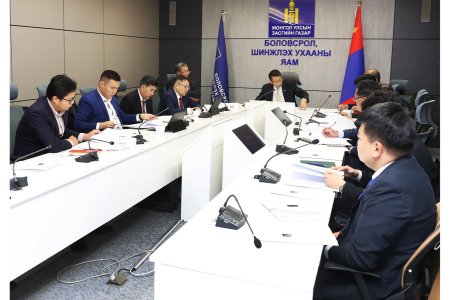 ТӨРИЙН ӨМЧИЙН 6 ИХ СУРГУУЛИЙН ДУНДЫН УДИРДАХ ЗӨВЛӨЛ АНХДУГААР ХУРАЛДААНАА ХИЙЛЭЭ