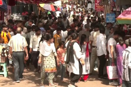 Энэтхэг улс 2023 оны дундуур хүн амынхаа тоогоор Хятадыг гүйцэж, дэлхийн хамгийн олон хүн амтай улс болох төлөвтэй байна