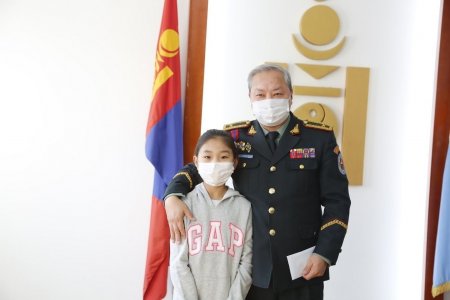 Арван настай охин цуглуулсан мөнгөө ОБЕГ-т хандивлажээ