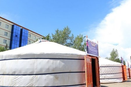 Орон гэргүй болсон 5 өрхөд гэр олголоо