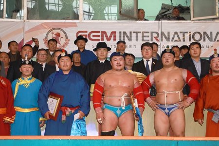 Нийслэлийн 381 жилийн ойн барилдаанд улсын заан М.Бадарч түрүүллээ