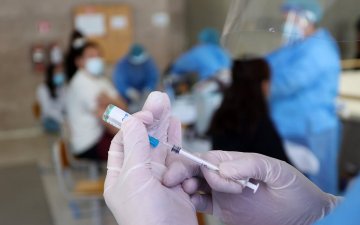 БАГШ, АЖИЛТНУУДЫН 57,9 ХУВЬ ВАКЦИНЖУУЛАЛТЫН ХОЁР ДАХЬ ТУНД ХАМРАГДААД БАЙНА