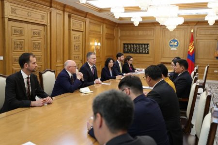  ​  Нийтийн биеийн тамирыг хөгжүүлэх бодлогын хүрээнд Хан-Уул дүүргийн 1 дүгээр хороо, 52 дугаар сургуулийн урд буюу 53 дугаар цэцэрлэгийн хойд талд  хөл бөмбөгийн талбай ашиглалтад орлоо.   Мөн тус дүүргийн 4 дүгээр хорооны 34 дүгээр сургуулийн гадна тал