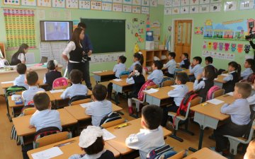 ЗГ: Дархлаажуулалтын ажил хийгдэж байгаа эрсдэлтэй үед танхимаар хичээллүүлэхгүй гэсэн байр суурьтай байгаа