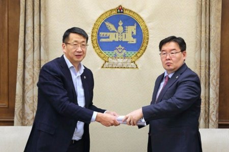 Монгол Улсын Ерөнхийлөгчийн болон Аймаг, нийслэл, сум, дүүргийн ИТХ-ын сонгуулийн тухай хуулиудын төслийг өргөн барилаа